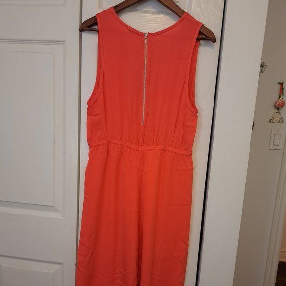 Aritzia Babaton Sleeveless V- neck Silk Dress Size: Large Colour: Coral - Picture 3 of 8